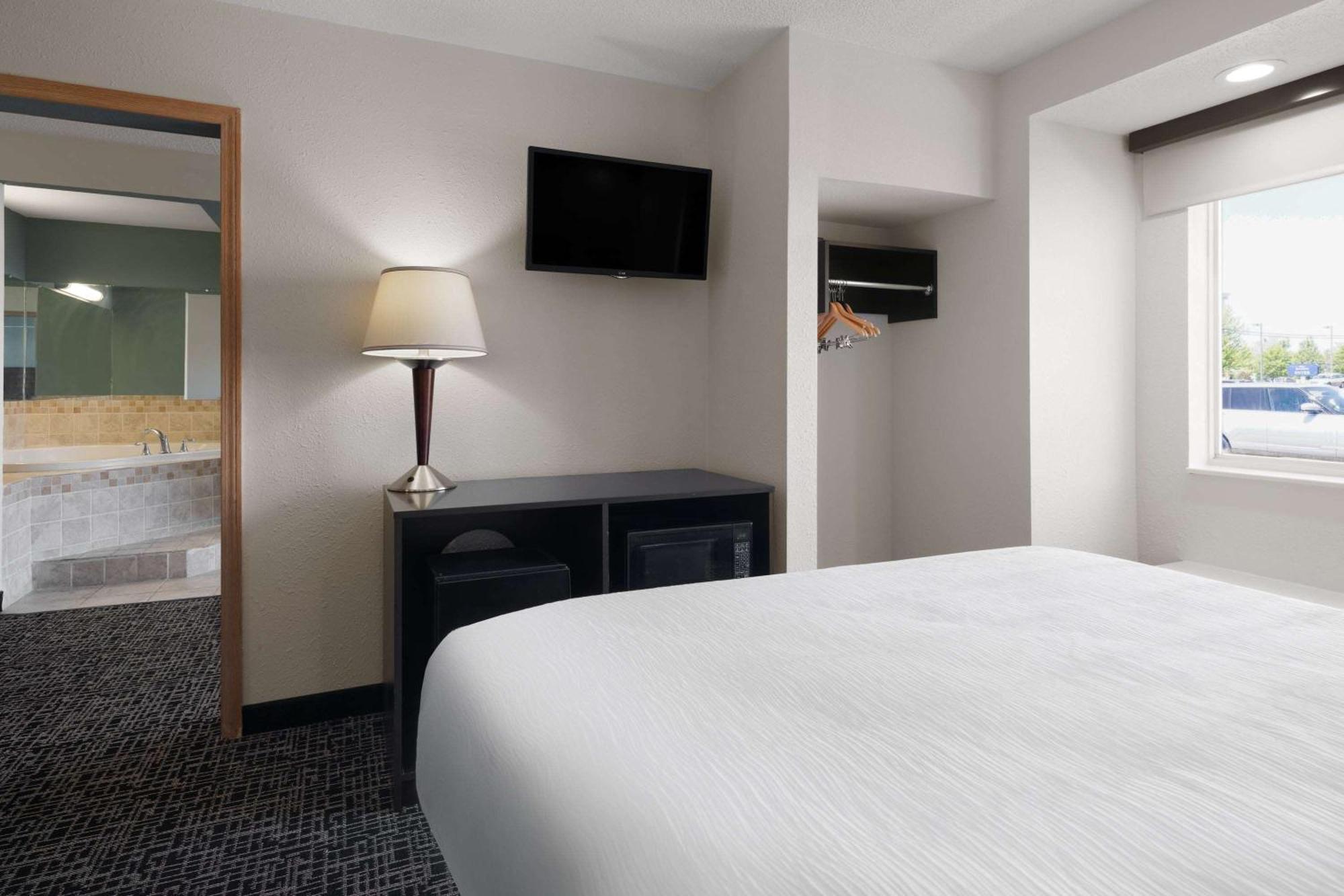 Baymont By Wyndham Boardman Hotel Buitenkant foto